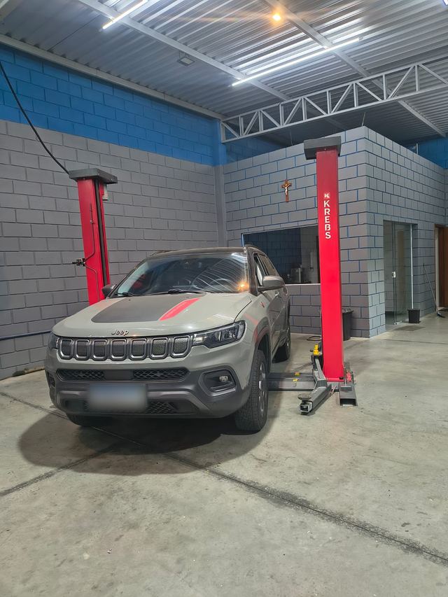 Jeep Compass Trailhawk posicionado no box de atendimento