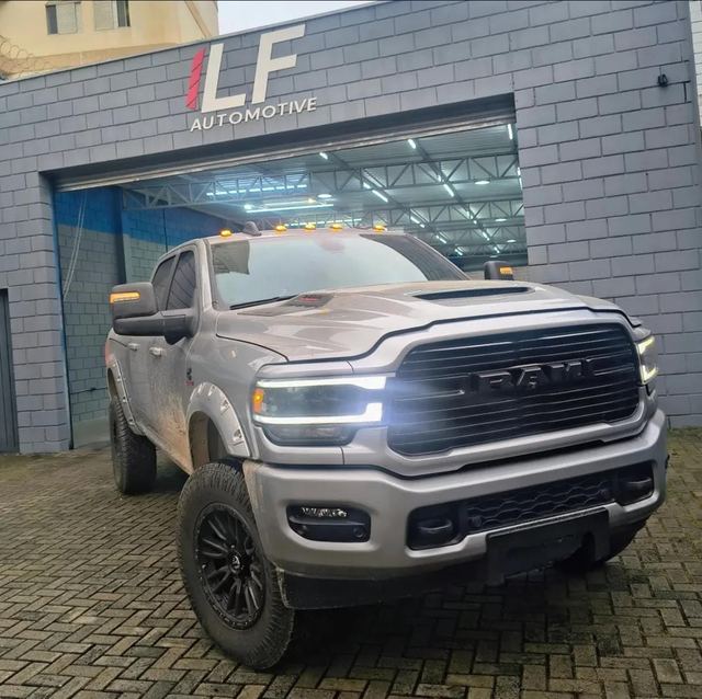 Ram 2500 prata na fachada da LF Automotive
