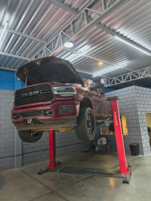 Ram 2500 vermelha no elevador