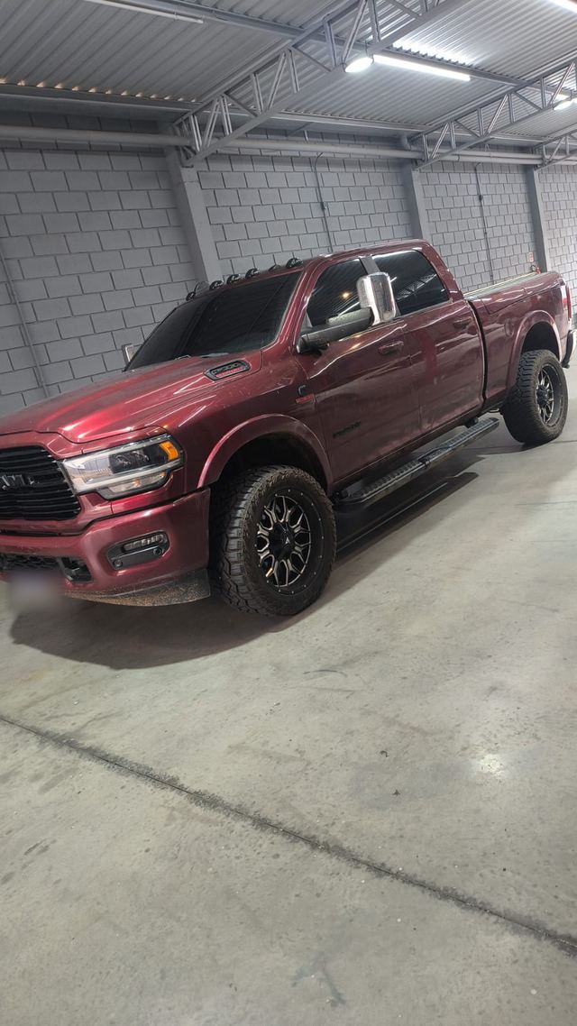 Ram 2500 vermelha vista de lado na oficina