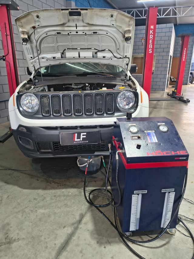 Jeep Renegade branco conectado à máquina de troca de fluido do câmbio